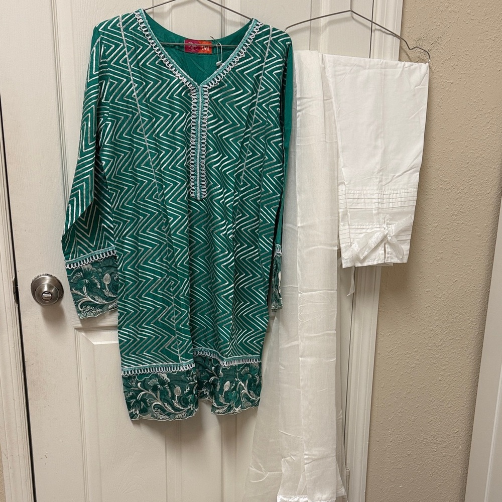 NWT Pakistani Indian Green and White Embroidered Kurta Set